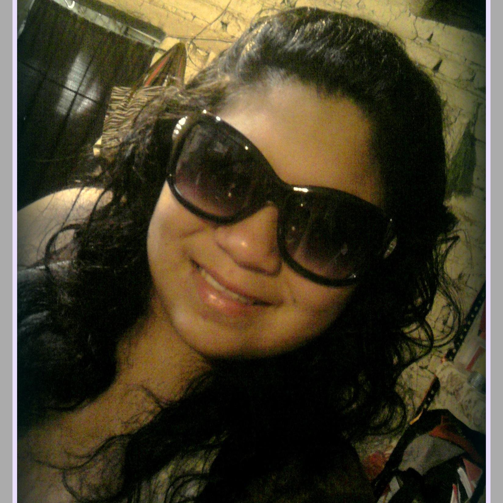 Soy de las personas que les gusta el buen arte,Una buena cancion con significa2 sobre la vida diaria, Soy de las que rien sin parar y que 100pre sonrien ♥