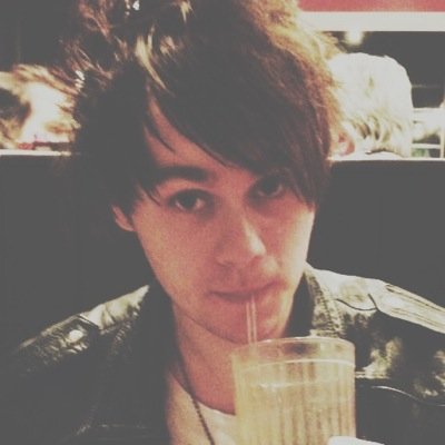 follow @sykesft5sos and tweet her a pic of Ashton for a follow back :-) x ily