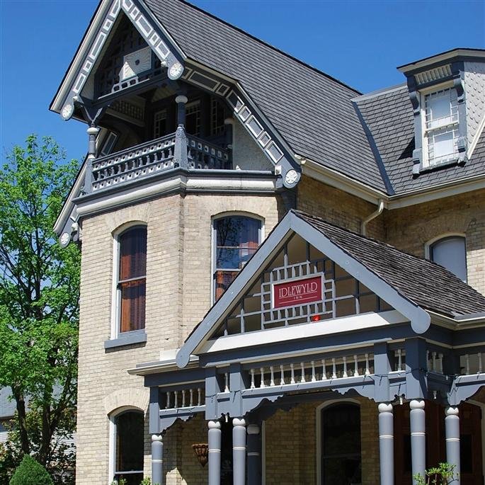 Built in 1878, Idlewyld is London Ontario's premiere historic Inn. Victorian charm in the heart of the city.