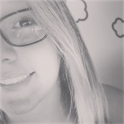 Rubia de pelo liso, soltera sin compromiso