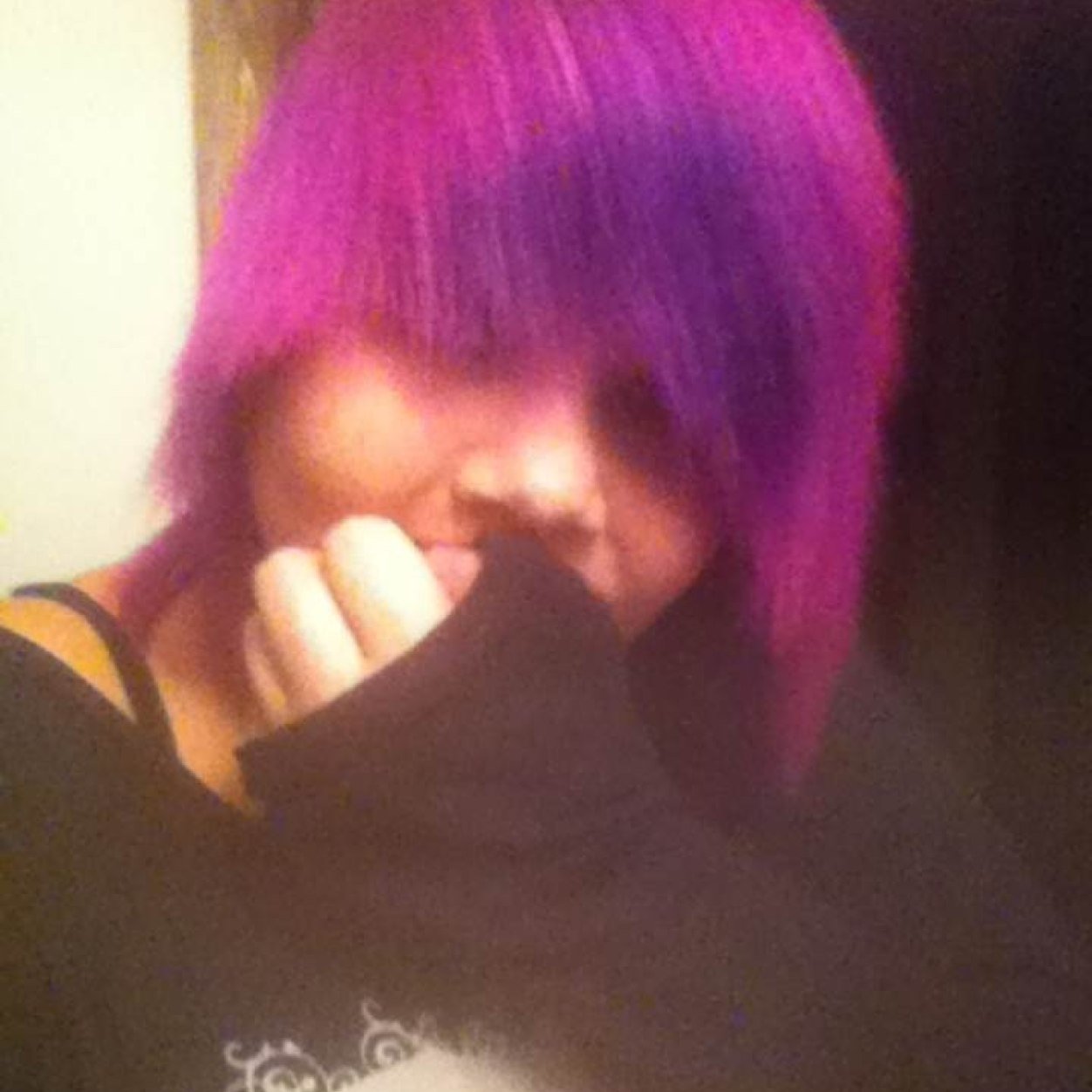 I love bands, i cant live without music im emo and i selfharm
