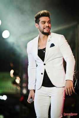 Posso não ser a melhor fã, mas você sempre será meu melhor ídolo.❤  De 10 vidas, 11 eu te daria. ❤ @lucaslucco / Instagram: adriafrnnd_