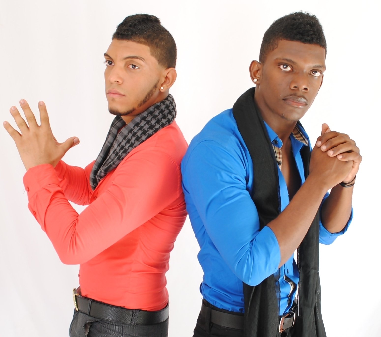 LOS DIVINOS DINCK ROSA & FERRATY nuevo duo urbano nace en 2012 donde dos vocalista con sangre dominicana causan una sensacion sin igual en el gemero urbano. tan