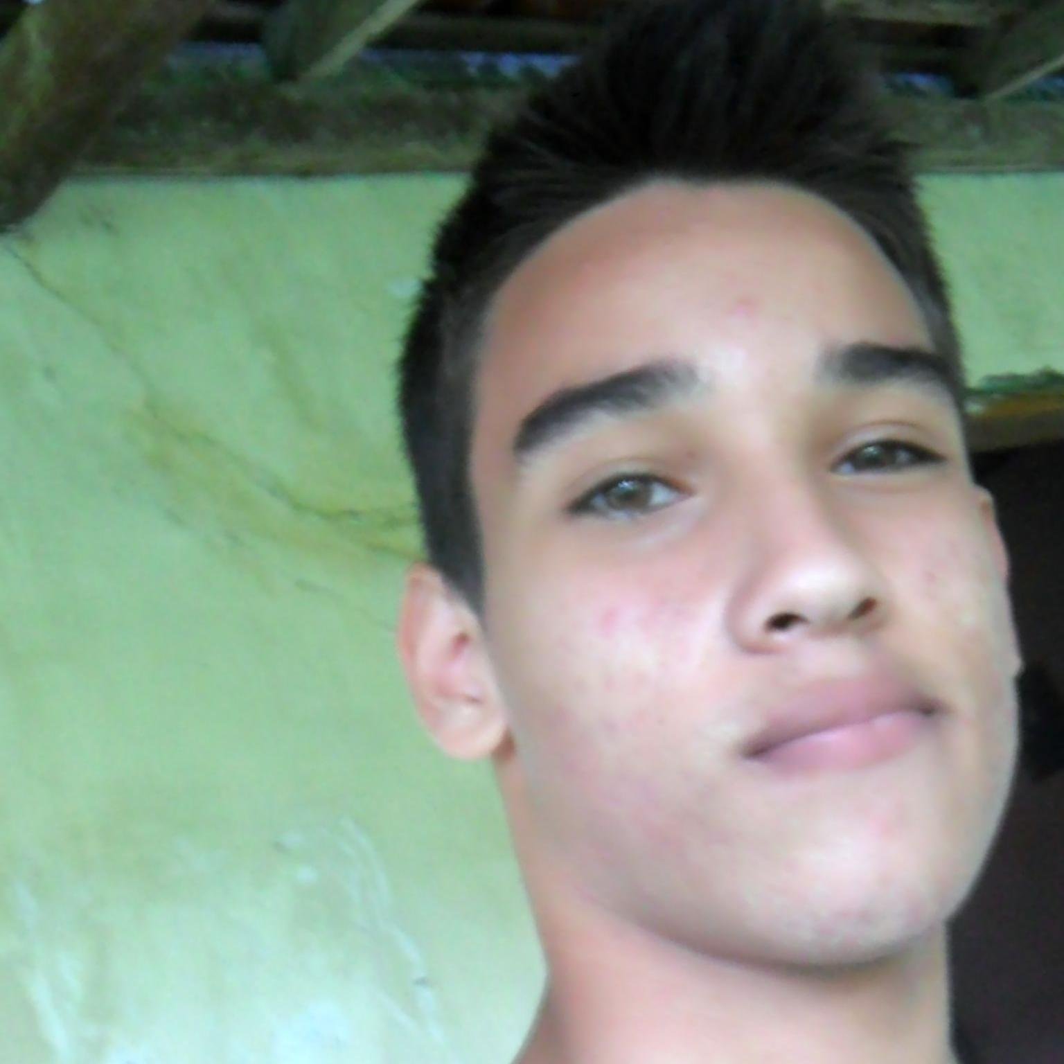 Sou um cara que curte várias coisas que me fazem bem, e assim vivo minha vida sem me preucupar com os problemas que tentam me afastar do meu abjetivo.