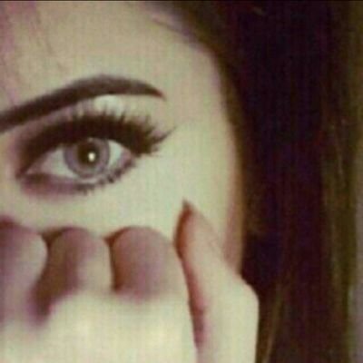 من يشمّ الورد لازم ينحني لھ ℓσσℓy