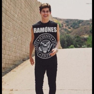 Go fallow @bestFanBruno please bc nash is hot :) and you got this free fallow :) Thank you :*