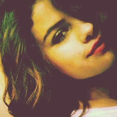selena the bae, fav color blue,from LA, love austin mahone_______
