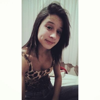 insta: caaloch, 18 anos, gremista, feliz, namorando um menino lindo :$ que eu amo ✌