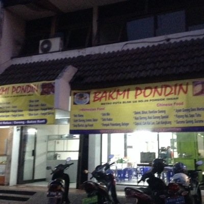 Bakmie Pondin Lokasi: ruko plaza Pondok Indah 1 sejajaran dengan drive thru McDonald dan sebrang Bank Muamalat. Menyediakan berbagai jenis makanan