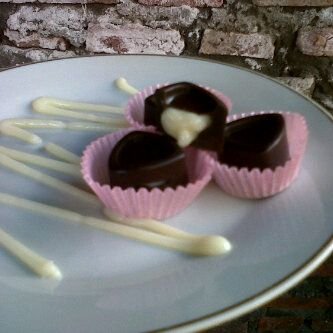 coklat durian adalah coklat parline dengan isi buah durian lumer di dalamnya. 1pack isi 32pc harga 48000. order sms 085728254868 pin 7D586130