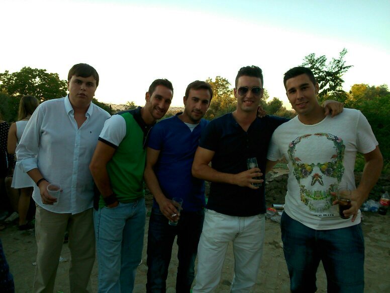amigos de mis amigos , vivir la vida amante de la caza y montar a caballo :))