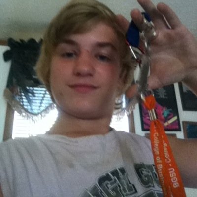 I love country music!!! I'm single and if u follow me i follow back