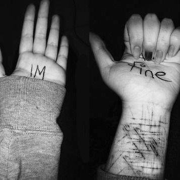 Dolor de cabeza, ojos cansados, estomago vacío, pensamientos suicidas y una sonrisa en el rostro
28/12/15