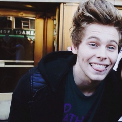 LUKE HEMMINGS IS MY SUNSHINE