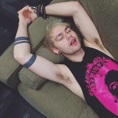 WAS AT 660 RETWEETS BUT IT GOT DELETED SOMEHOW SO PLS RT ILYSM