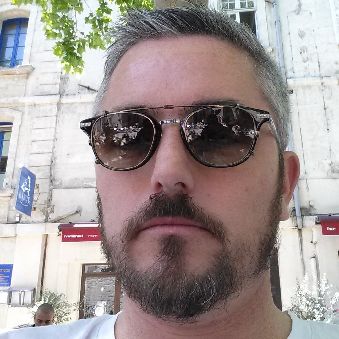 Gerant, amateur de sneakers, basketteur