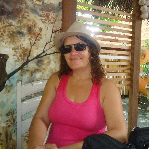 ♥ Nunca se ache demais, pois tudo o que é demais sobra, tudo o que sobra é resto e tudo o que é resto vai para o lixo.3