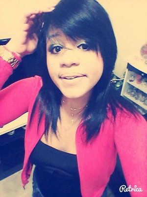 ele com os olhos vermelhos e ela cás unhas de vermelho ♡