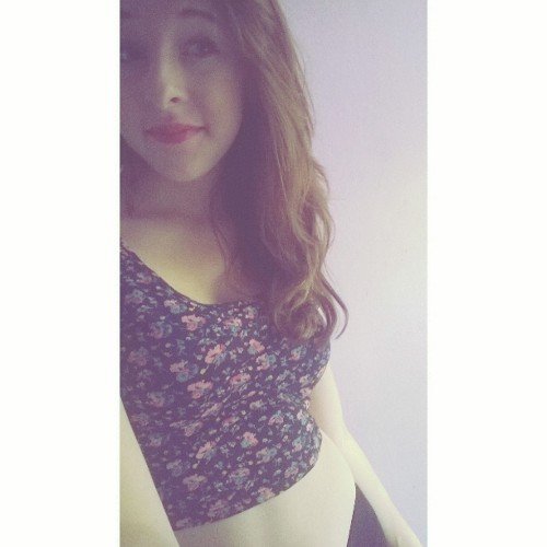 carlyellis143's profile picture. Follow please turn the white button blue and ill do the same to yours