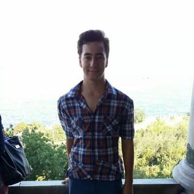 Dalga saçlı,futbolcu,ikizler burcu :)