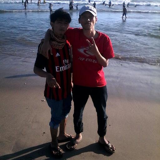 jaga warung, nganter nyokap ke pasar, kuliah,  maen pes 2013, tidur...!!!