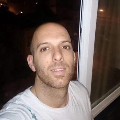 De Salobreña, Tecnico en Emergencias Sanitarias , CROSSFIT LEVEL 1 TRAINER  y entrenado en SPACIO REEBOK GRANADA