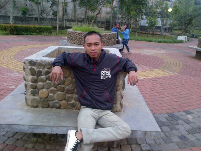 Ganteng,simpel,berani,jago beladiri pencak silat,tdk bertelele,itulah saya...