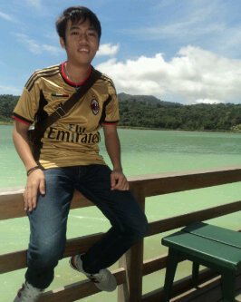 @FEB_unsrat || I'm a Christian || Young Musician || Gitaris & Vocal || Yeremia 17:7 || Accounting || C/2 2014||