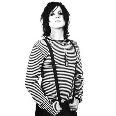 Era bajista de Escape the fate, pero decidí ir a lucir mi pelo a Falling in reverse. No siempre es un instrumento lo que toco. Cara bollo x100pre.