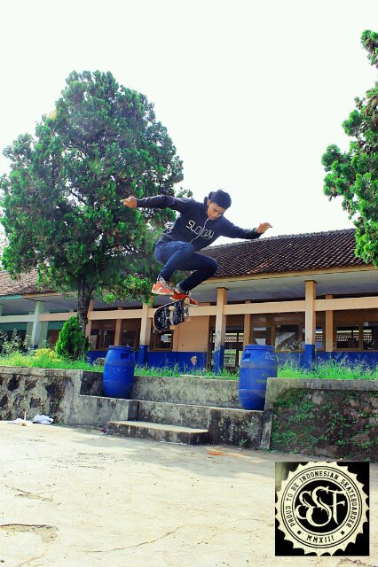 Cie anak monyet lagi baca bio gue =D | path: rakha filza
