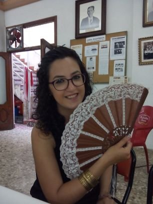 Llicenciada en Químiques per la UV. Fallera a temps complet. Soc apasionada de la música i toque el Violoncello als meus ratos lliures... Enamorada de per vida!