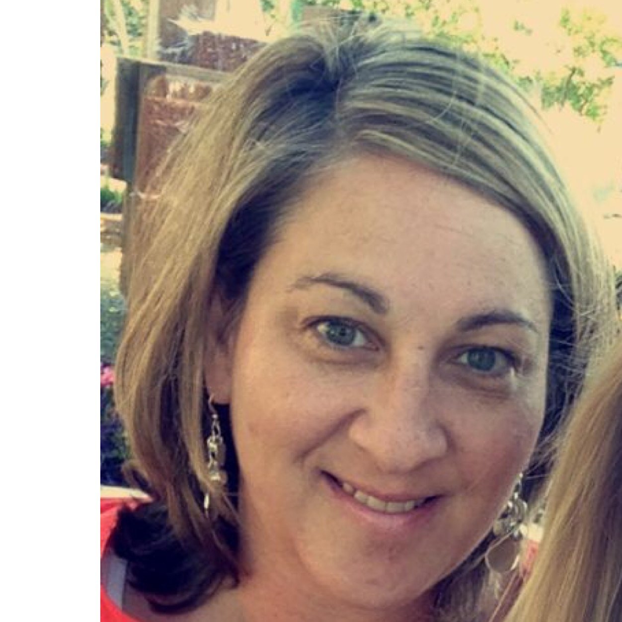 Married to my college sweetie for 31 years. Love being a hockey and dance mom. Proud to call STL home❤ Serving others through SSM Heathcare role on CDM team.