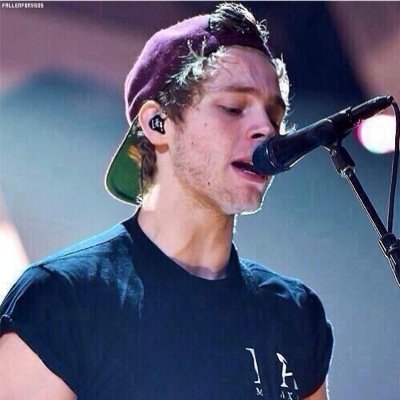 Can you please follow @LovingMyNialler and not this acc? :)