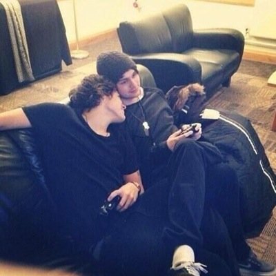 heres a free follow so go to @vhemmotional and rt her bio(: