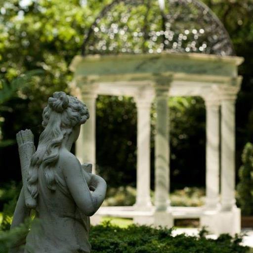 With its captivating 16th century façade and tranquil surroundings, Creeksea Place guarantees you wedding memories that will last a lifetime
