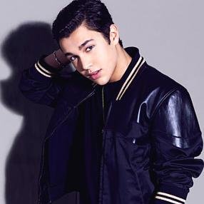 15 yo ,French Mahomies
Tweet this hashtag : #AustinMahoneAuxNRJMusicAwards2015
