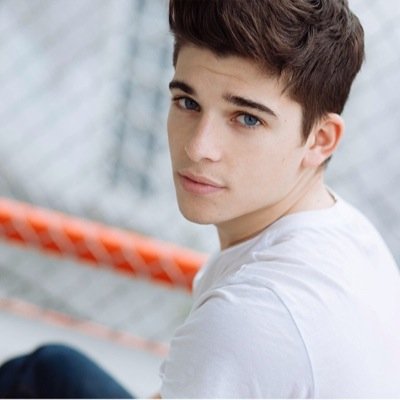 Hot boys make me horny 18+