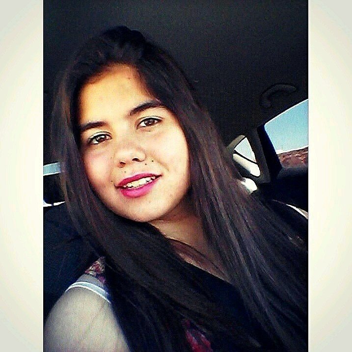soy una chica con el pelo largo moreno , de piel morena ,ojos marrones,vivo en merida extremadura ,voy a el colegio publico francisco giner de los rios a 6