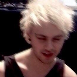 follow @LOSERKlDMGC and @ASHTONCHAOS please!!