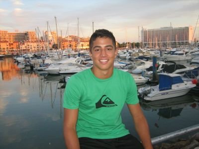 Estudiante de Medicina de la Uex. Ex-futbolista y árbitro. Enamorado de las motos y los deportes de riesgo.