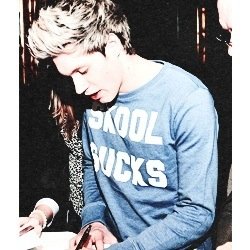 FOLLOW @Niallipstik NOT ME AND RT THIS LINK THANKS