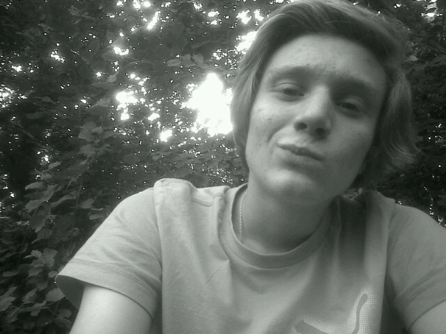 Romain_Milkow's profile picture. #TeamYeuxBleu \\ #TeamBlond    #TeamFollowBack \\ #TeamPolak                                |T ridicule comme un vampire avec des dents de lait| Billet Bleu....