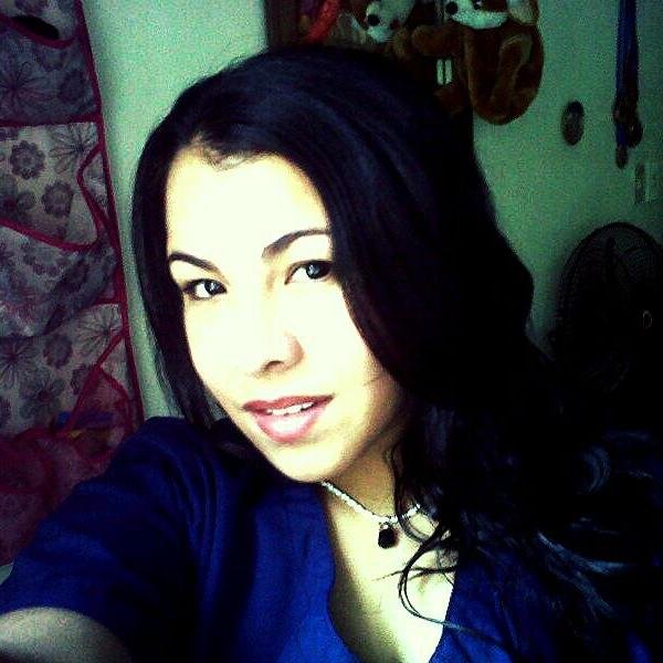 Vivo la vida y aprendo de ella, me gustan las actividades que involucran el arte, soy estudiante de medicina, y amo a mi familia