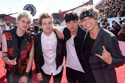 hello 5sosfam this twitter is only for photos or edit if you wish .... I Love them!!!