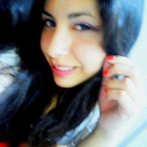 No tienes que prometerme la luna.... Me bastaría si solo te sentarías conmigo un rato debajo de ella :3