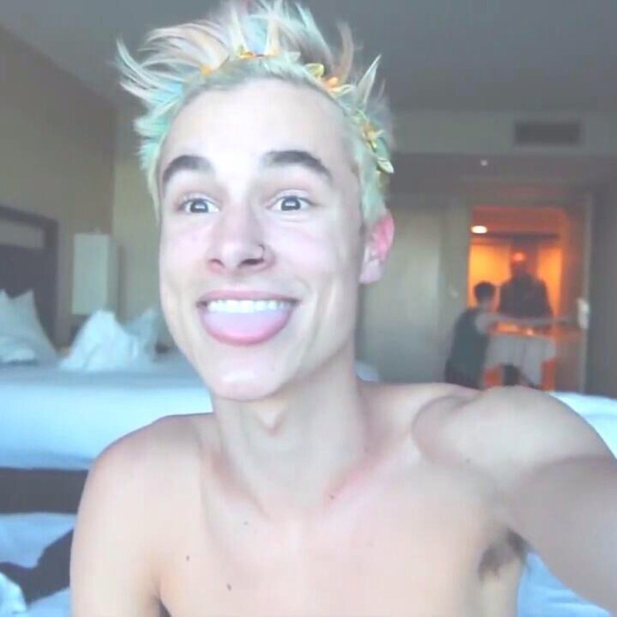 Dont follow this account Follow @anahi_nieto because she gave you this free follow :)