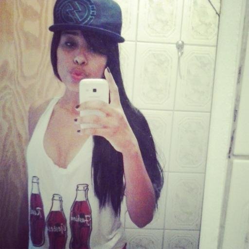 °Quem sou eu ? Quem sabe ainda sou uma garotinha :] 'Ficar me descrevendo aqui não vai adiantar nada ,ou vai ? 'ninguem lê isso mesmo, :]