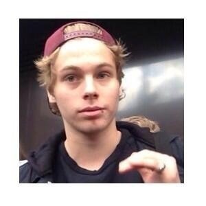 follow @pornoniam bc they think youre fab ||