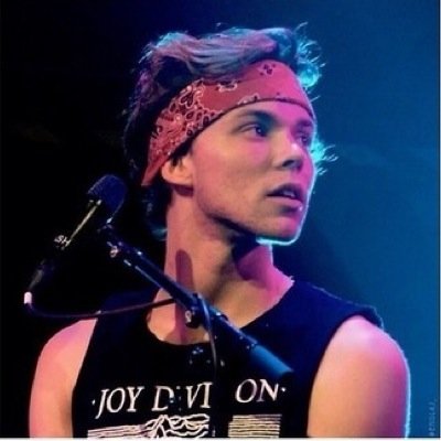follow @ashtonslxugh for dms to luke and the band account