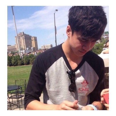 @redbeaniecal gave you a free follow. She's trying to reach her next goal so please follow, just ask for a follow back! and please retweet this tweet to calum